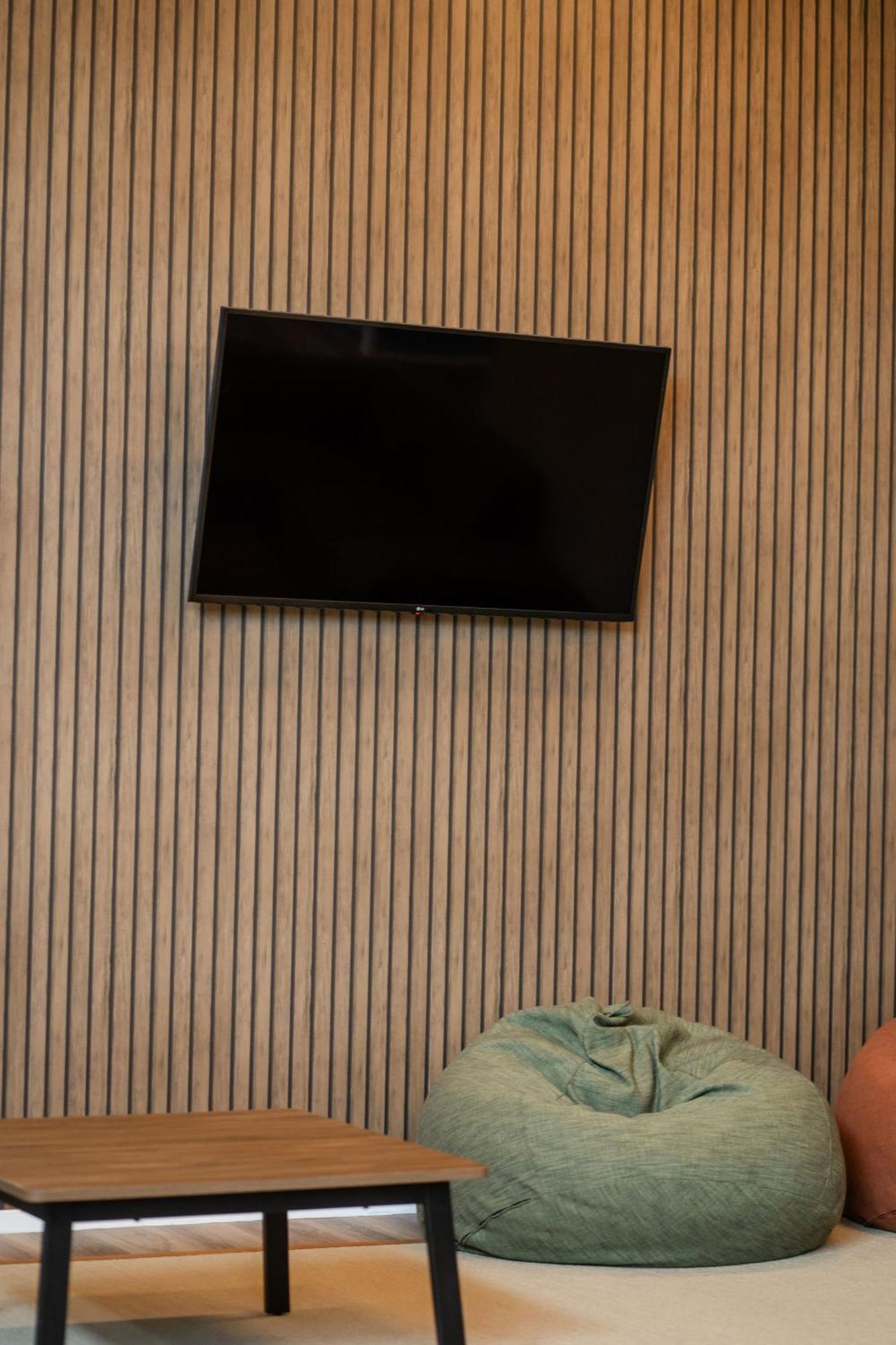 YHA Rotorua Hostel Exterior foto A wall mounted television